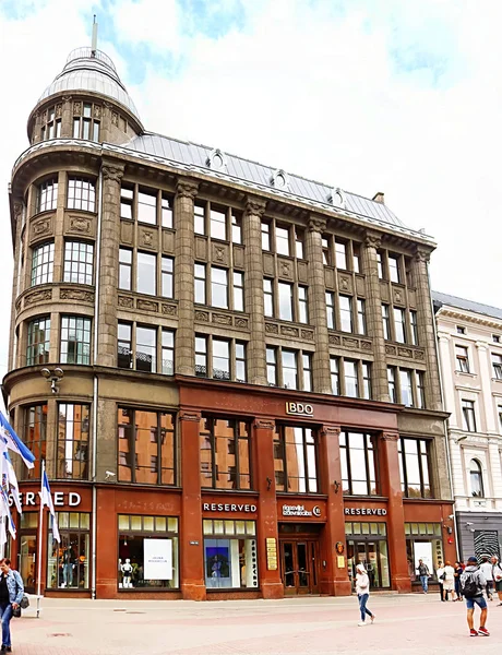 Riga. Letonya - 28 Ağustos 2018: Valnu Caddesi, eski şehir üzerinde Bdo ofis ve mağaza yapımı. Reserved 20 ülkede bulunan 1.700'den fazla mağaza ya da Lpp, bir parçası polonyalı giyim mağazası zinciridir — Stok fotoğraf