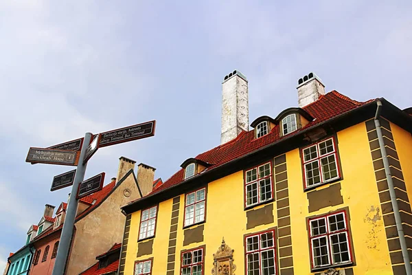 Dům s velkými trubkami a ukazateli na Peterbaznic Street, Riga, Lotyšsko — Stock fotografie