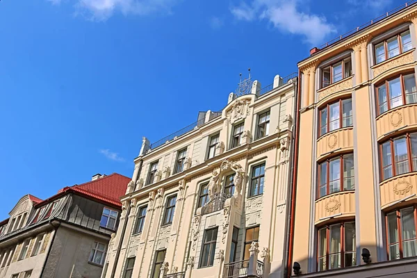 A régi város régi épületeinek homlokzatai, Riga, Lettország — Stock Fotó