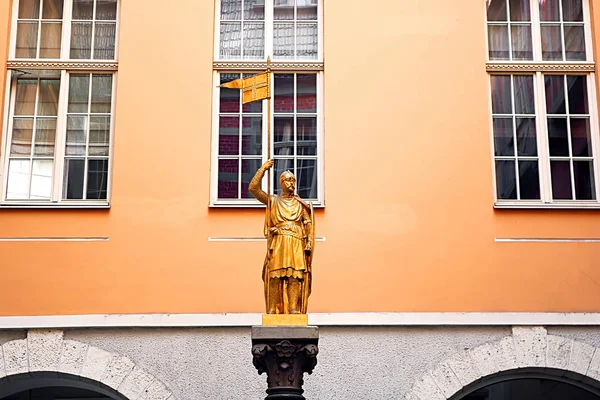 RIGA, LATVIA - AUGUST 29, 2018: The Golden Knight is located in RIGA, LATVIA - AUGUST 29, 2018: The Golden Knight is located in the courtyard between Valnu and Maza Smilsu streets — Stock Photo, Image