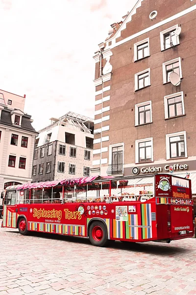 RIGA, Letonia - 28 de agosto de 2018: Autobús turístico en la plaza central — Foto de Stock