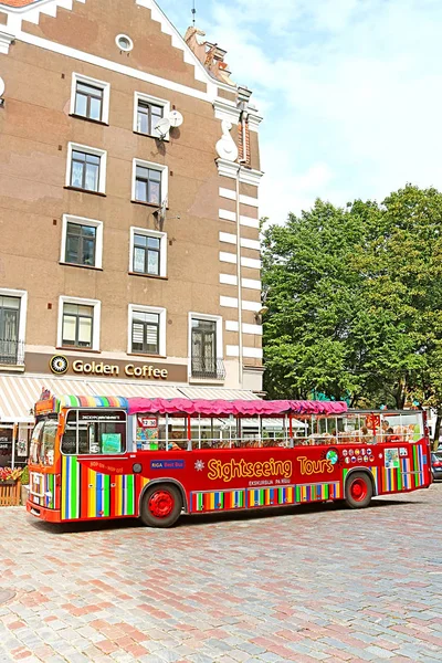 リガ、ラトビア - 8月 28, 2018: 旧市街の聖ペテロ教会の近くの中央広場に観光バス — ストック写真