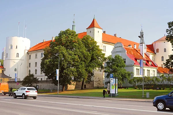 RIGA, LATVIA- FEVEREIRO 29, 2018: Castelo de Riga. O castelo é uma residência para um presidente da Letónia — Fotografia de Stock