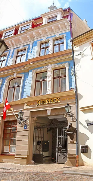 Riga, Letland-29 augustus 2018: het Sherlock Art Hotel en het monument voor Sherlock Holmes — Stockfoto