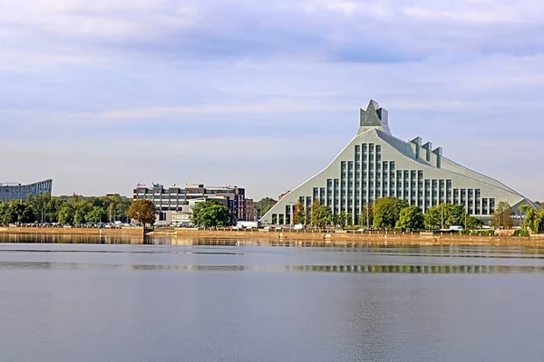 RIGA, LETTONIE - 29 AOÛT 2018 : Bâtiment moderne de la Bibliothèque nationale de Lettonie et hôtel Radisson Blu — Photo