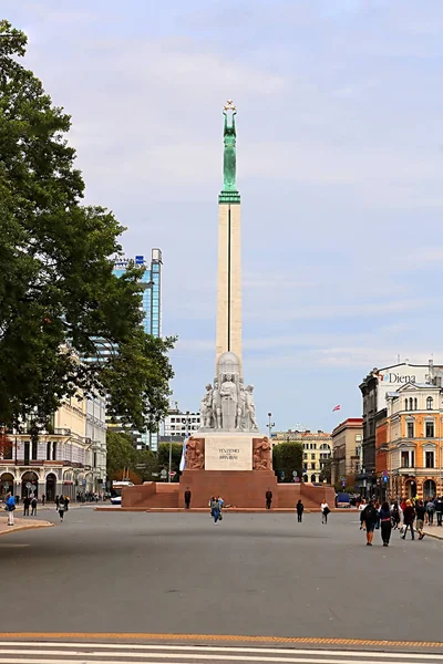 RIGA, LATVIA - AUGUST 28, 2018: Freedom Square with the Freedom Monument of Milda situated in the center of Riga — Stock Photo, Image