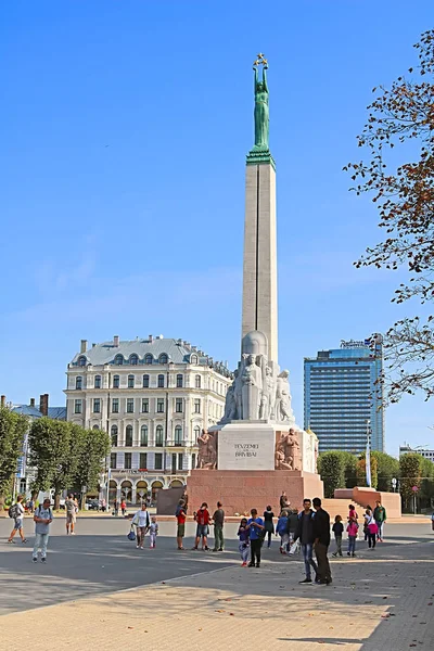 RIGA, LETTONIA - 28 AGOSTO 2018: Piazza della Libertà con il Monumento alla Libertà di Milda situato nel centro di Riga — Foto Stock