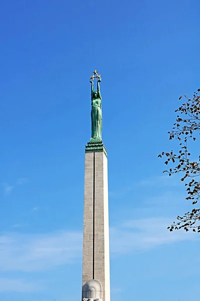 Памятник Свободы, известный как Мильда, расположен в центре Риги, столицы Латвии — стоковое фото