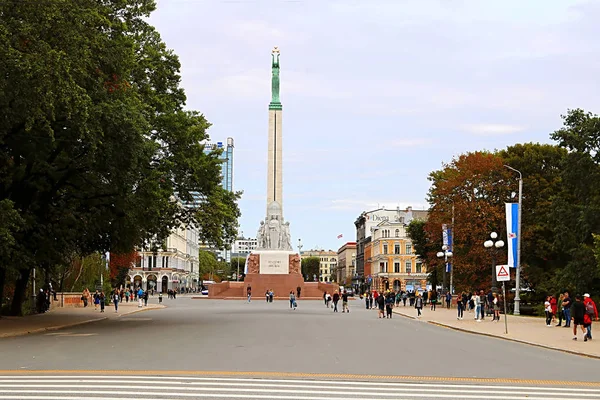 Riga, Letland-28 augustus 2018: Vrijheidsplein met het vrijheids monument van Milda gelegen in het centrum van Riga — Stockfoto