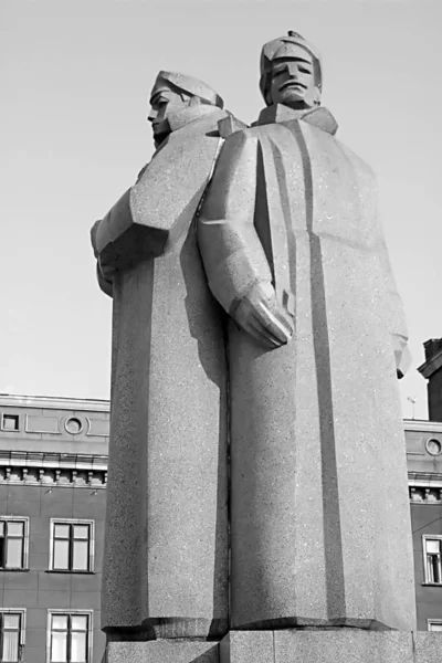 Monument av de lettiska riflemen på strelnieku laukums torget i den historiska stadskärnan. Riga, Lettland — Stockfoto