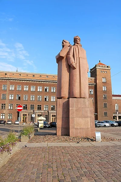 RIGA, Letonia - 29 de agosto de 2018: Monumento a los fusileros letones en la plaza Strelnieku laukums en el centro histórico de la ciudad —  Fotos de Stock