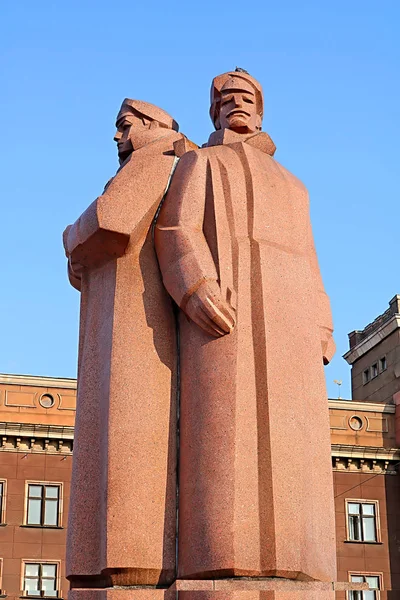 Monumento dei Fucilieri lettoni nella piazza Strelnieku laukums nel centro storico. Riga, Lettonia — Foto Stock