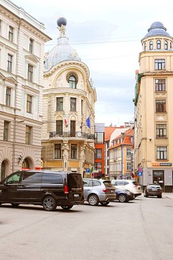 Riga, Letonya - 28 Ağustos 2018: Teatra Caddesi'ndeki binalar