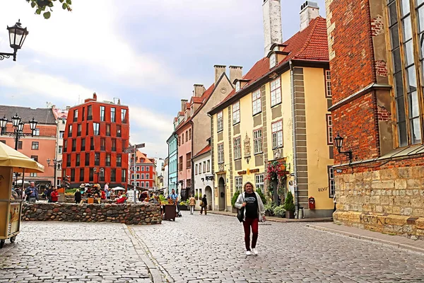RIGA, LATVIA - 28 de agosto de 2018: Edifícios na Rua Skarnu, perto da Igreja de São Pedro — Fotografia de Stock