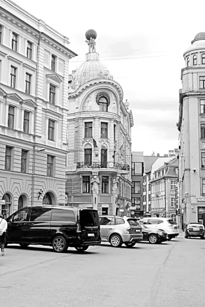 Riga, Lettland-28 augusti 2018: byggnader på Teatra Street — Stockfoto