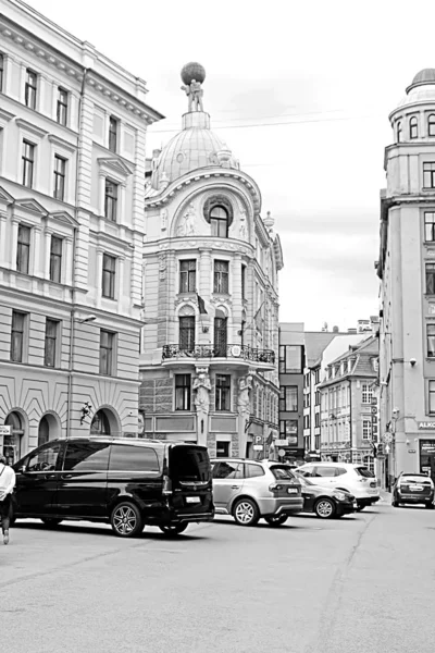 Riga, Letonya - 28 Ağustos 2018: Teatra Caddesi'ndeki binalar — Stok fotoğraf