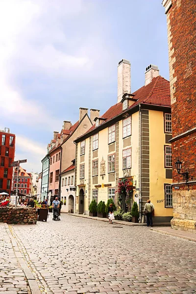 RIGA, LATVIA - 28 de agosto de 2018: Edifícios na Rua Skarnu, perto da Igreja de São Pedro — Fotografia de Stock