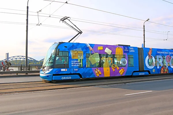 Riga, Letonya - 29 Ağustos 2018: Taş köprüde yeni tramvay manzarası — Stok fotoğraf