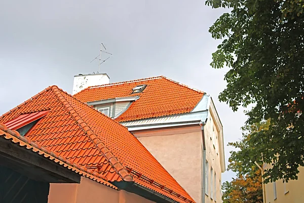 Uitzicht op het dak van het oude gebouw in Tallinn, Estland — Stockfoto
