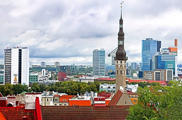 Tallinn, Estonsko-30. srpna 2018: věž staré radnice na pozadí moderních budov — Stock fotografie