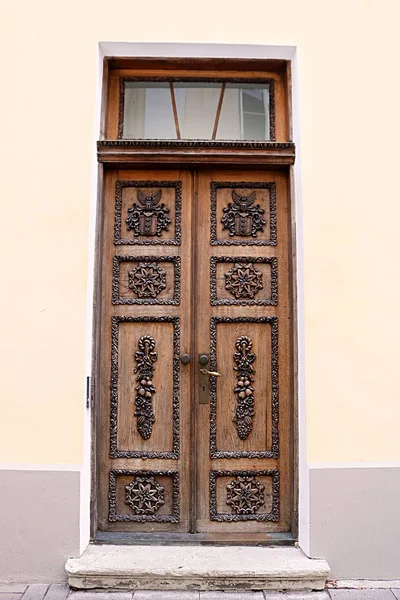 Ξύλινη πόρτα του κτιρίου στο Ταλίν, Εσθονία — Φωτογραφία Αρχείου
