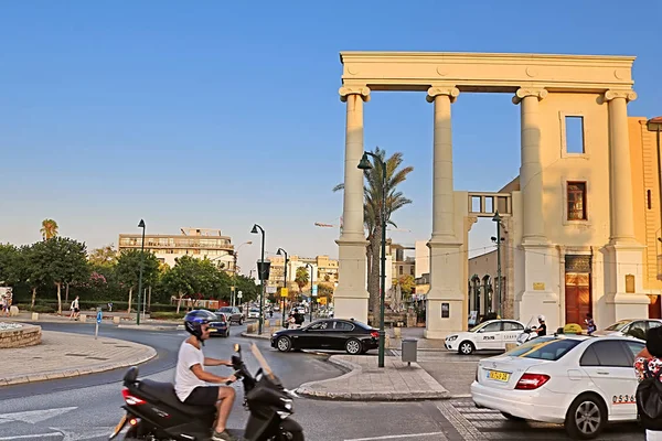 Tel Aviv, Israil-17 september 2017: kolommen zijn overgebleven van de gevel van het administratief gebouw in de periode van het Ottomaanse Rijk — Stockfoto