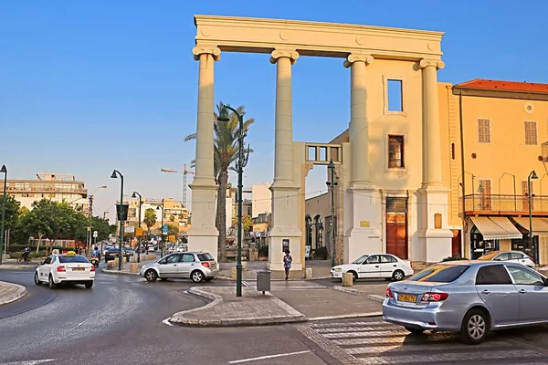 TEL AVIV, ISRAIL - 17 DE SEPTIEMBRE DE 2017: Quedan columnas de la fachada del edificio administrativo en la época del Imperio Otomano —  Fotos de Stock