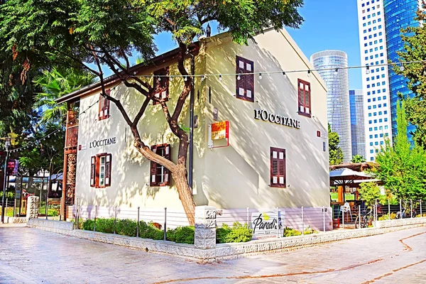 Τελ Αβίβ, Ισραήλ-17 Σεπτεμβρίου 2017: κατάστημα της L'Occitane Sarona ανοιχτού αέρα εμπορικού σένλ. Είναι ένα πολιτιστικό, ψυχαγωγικό και εμπορικό κέντρο που οικοδομείτε σε 37 αυθεντικά αναπαλαιωμένα κτήρια του οικισμού της γερμανικής Sarona Τέπλερ από 18717 αυθεντικά αναπαλαιωμένα κτίρια — Φωτογραφία Αρχείου