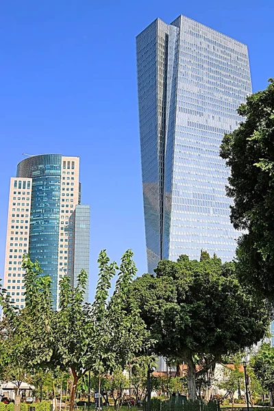 Pohled na mrakodrapy Afisquis Tower (vlevo) a Azrieli Sarona Tower (vpravo) od Sarony otevřené letecké obchodní centrum v Tel Avivu, Izrael — Stock fotografie