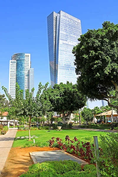 Vista dei grattacieli AfiSquare Tower (a sinistra) e Azrieli Sarona Tower (a destra) dal centro commerciale all'aperto Sarona a Tel Aviv, Israele — Foto Stock
