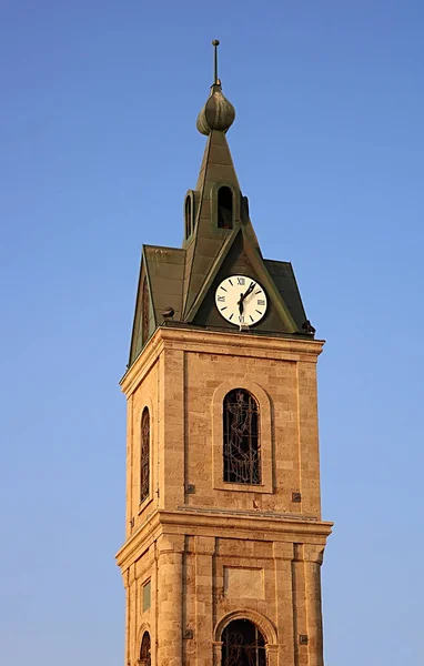 Torre dell'orologio vista sulla piazza Yossi Carmel nella vecchia Jaffo a Tel Aviv, Israele — Foto Stock