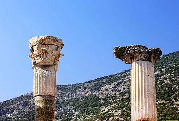 Colunas de um templo antigo em Éfeso na Turquia — Fotografia de Stock