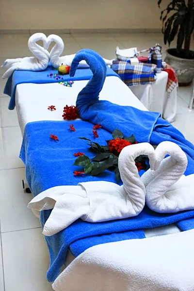 Swans made from towels on the massage table, Turkey — Stock Photo, Image