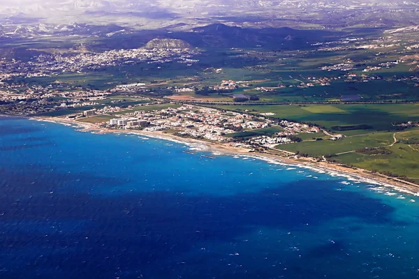 Vista desde un avión de la isla de Chipre. Línea costera con mar azul mediterráneo —  Fotos de Stock