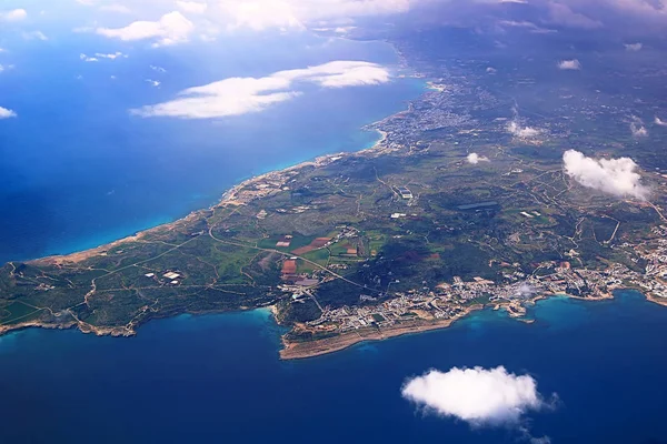 Vue depuis un avion de l'île de Chypre. Ligne de littoral avec mer Méditerranée bleue — Photo