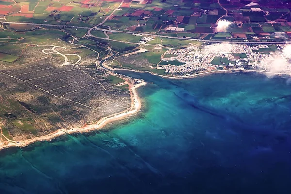 Vista desde un avión de la isla de Chipre. Línea costera con mar azul mediterráneo —  Fotos de Stock