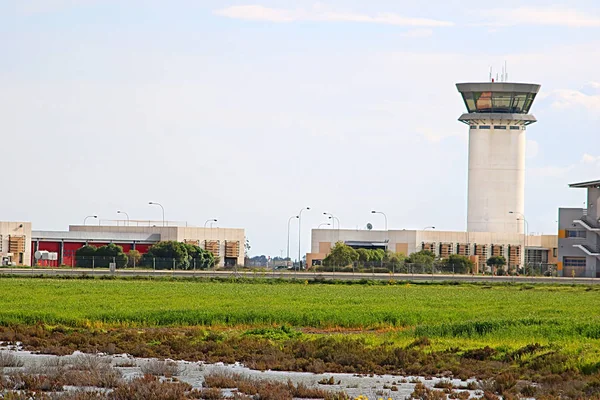 Uitzicht op de luchthaven van Larnaca en Salt Lake, Lanaca, Cyprus, Europa — Stockfoto