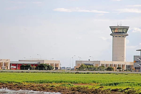 Vista dell'aeroporto di Larnaca e lago salato, Lanaca, Cipro, Europa — Foto Stock