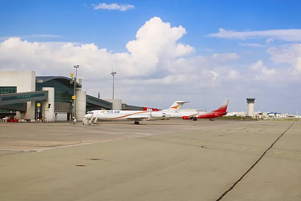 TUS Air (Kypr) a letadlo Rossiya Airlines (Rusko) na letišti Larnaka — Stock fotografie