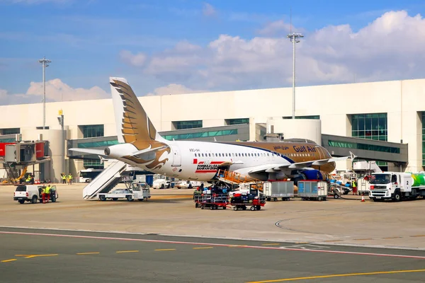 Letadlo v zálivu na mezinárodním letišti Larnaca. Gulf Air je vlajkovou loď Bahrav. Hlavní sídlo v Muharraku, sousedící s mezinárodním letištěm v Bahraji — Stock fotografie