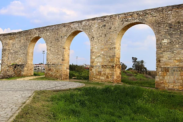 ラルナカ、キプロスのカマレスアンティーク水道橋 — ストック写真