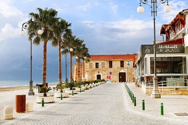 Finikoudes bulvarı üzerinde Larnaka Kalesi