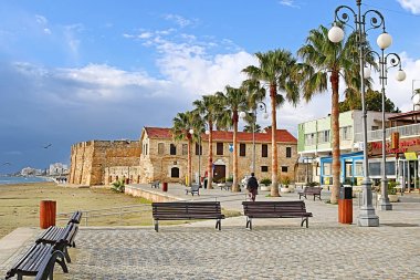 Larnaka, Kıbrıs - 03 Mart 2019: Finikoudes blarnaka Kalesi finikoudes bulvarı üzerinde Larnaka Kalesi