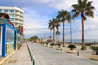 Palmiye gezinti Phinikoudes. Popüler turistik Avrupa hedef