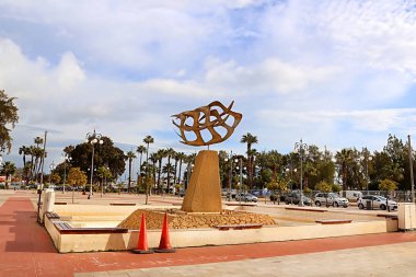 Larnaka sahilinde altın uçan martı kuş heykeli
