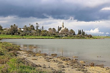 Hala Sultan Tekke veya Ümmü Haram Camii, Larnaka Tuz Gölü'nün batı kıyısında bir Müslüman türbesi, Larnaka, Kıbrıs yakın. ümmü Haram, Hz. Muhammed'in refakatçisi Ubada bin el-Samit'in eşidir.