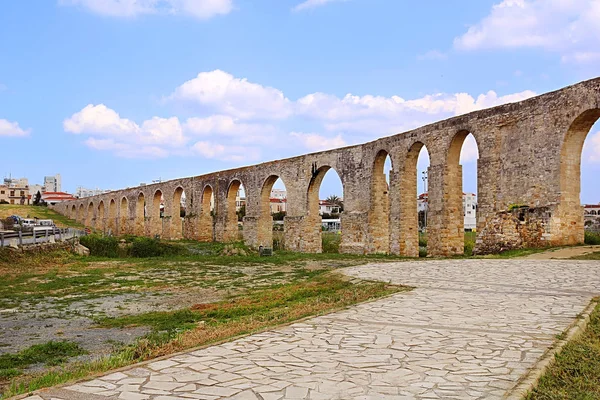 Kamares antique aqueduct in Larnaca, Cyprus — Stock Photo, Image