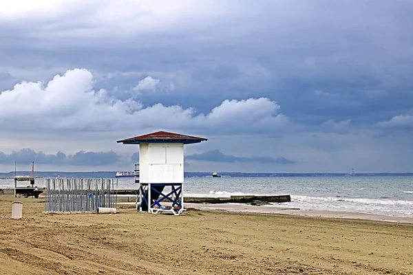 Playa Mackenzie en la ciudad de Larnaca después de la lluvia, Chipre, Europa — Foto de Stock