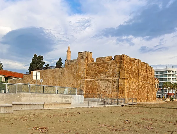 Larnaca slott på Finikoudes Boulevard i Larnaca, Cypern — Stockfoto