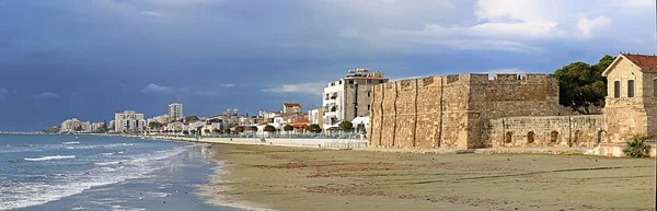 キプロス、ラルナカのフィニクーデス大通りと堤防のラルナカ城 — ストック写真